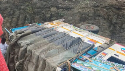 मोठी बातमी! पुण्यात भीषण अपघात; पिकअप रिव्हर्स आली अन् थेट…; ८ भाविकांवर काळाचा घाला