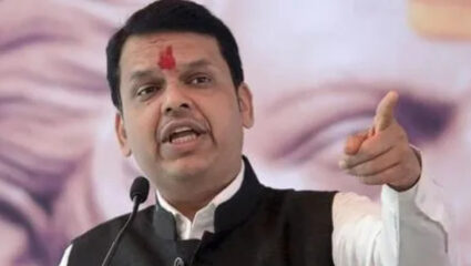 Maharashtra Politics:  धनंजय मुंडे कमबॅक करणार? फडणवीसांनी एका वाक्यात विषय संपवला; म्हणाले, “हे त्यांच्या स्तरावर…”