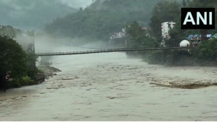 Himachal Pradesh Rain: हिमाचलमध्ये बियास नदीचे तांडव; भयंकर प्रवाहामुळे लेह हायवेच…; 50 किमी पर्यंत वाहतूक कोंडी