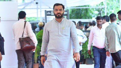 Amol khatal Attack: शिवसेना आमदार अमोल खताळांवर जीवघेणा हल्ला, एक तरुण आला अन्…
