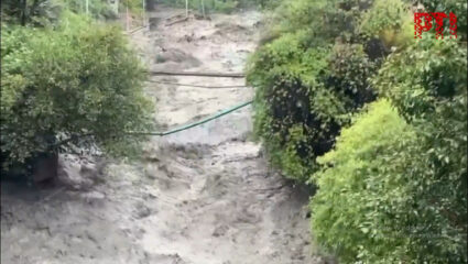 Kullu Cloudburst: हिमाचल प्रदेशमध्ये आभाळ कोसळलं; ढगफुटीमुळे पूल, दुकाने अन्…; थरकाप उडवणारा Video