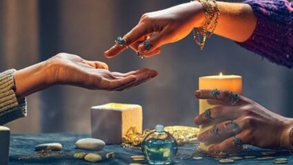 Palmistry: तुमच्या तळहाताच्या रेषेवरुन जाणून घ्या नशिबाची साथ मिळणार की नाही, काय सांगते हस्तरेखाशास्त्र