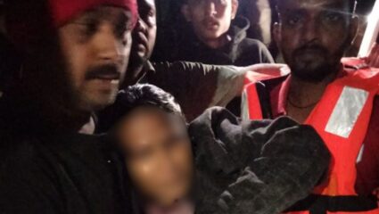 मुसळधार पावसात नदीकाठी अडकली महिला; पोलीस, वन्यजीव रक्षक व मावळ संस्थांच्या शर्थीच्या प्रयत्नानंतर मिळाले जीवनदान