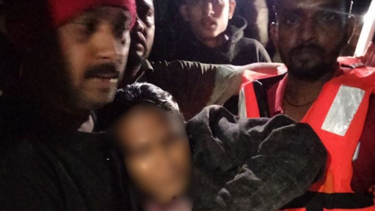 मुसळधार पावसात नदीकाठी अडकली महिला; पोलीस, वन्यजीव रक्षक व मावळ संस्थांच्या शर्थीच्या प्रयत्नानंतर मिळाले जीवनदान
