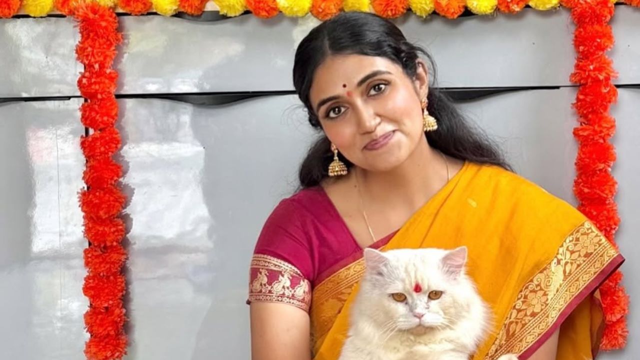 रिंकूने तिच्या घरच्या गणपतीसोबतच फोटो तिच्यासोबत तिची गोंडस मांजरही दिसत आहे. दोघीही पोझ देताना दिसत आहेत. रिंकूने फोटोमध्ये पिवळ्या रंगाची साडी नेसली आहे. 
