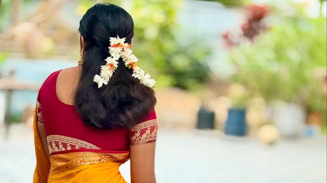 तसेच रिंकूने शेअर केलेल्या दुसऱ्या फोटोमध्ये ती पाठमोरी बसली आहे. तसेच अभिनेत्रीने केसात गजरा देखील माळला आहे. रिंकूचा हा साधा आणि सुंदर लूक पाहून चाहते तिचं कौतुक करत आहेत. 