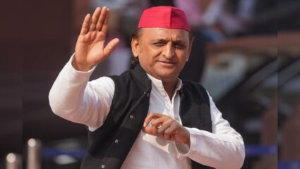 Akhilesh yadav viral video : समाजवादी पार्टीसाठी आजचा दिवस ठरला खास;  केंद्रात आणि राज्यात गाजवले राजकीय मैदान