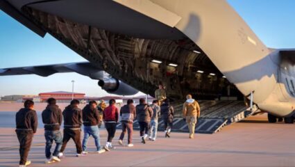 US Deportation : अमेरिकेने भारतीयांना दाखवला बाहेरचा रस्ता; आकडेवारी जाणून बसेल धक्का
