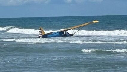 US Plane Crash : अरे काय चाललंय तरी काय? अमेरिकेत पुन्हा अपघात; उत्तर कॅरोलिनच्या समुद्रात कोसळले विमान, VIDEO