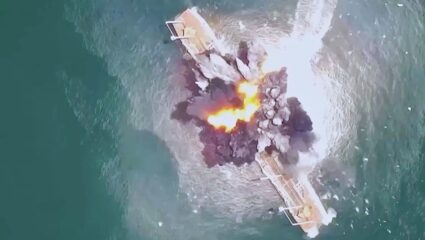 Simferopol Sunk : रशियाचे समुद्रात शक्तिप्रदर्शन; युक्रेनची सर्वात मोठी युद्धनौका ‘सिम्फेरोपोल’ ड्रोनने उडवली, VIDEO VIRAL