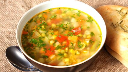 सर्दीपासून तात्काळ आराम मिळवण्यासाठी सकाळच्या नाश्त्यात झटपट बनवा गरमागरम मिक्स व्हेज सूप, नोट करून घ्या रेसिपी