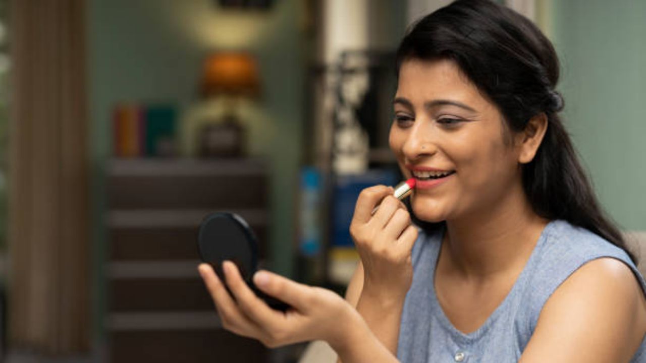दररोज लिपस्टिक लावल्यामुळे ती खाताना किंवा पिताना सहज तोंडात जाते. ज्यामुळे शरीराची पचनक्रिया बिघडण्याची जास्त शक्यता असते. यकृत आणि पोटाचे नुकसान होऊन आरोग्य बिघडते. 