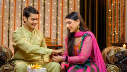 बहीण म्हणजे दुसरी आई, जगावेगळी माझी ताई…! रक्षाबंधननिमित्त लाडक्या प्रियजनांना पाठवा ‘हे’ सुंदर शुभेच्छा संदेश