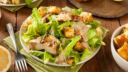 वाढलेले वजन कमी करताना आहारात करा Chicken Salad चा समावेश, शरीराला होतील जबरदस्त फायदे