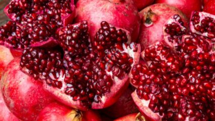 आठवड्यातून तीनदा Pomegranate खाल्ल्यास शरीराला होतात आश्चर्यकारक फायदे, हृदयाच्या समस्या होतील कमी