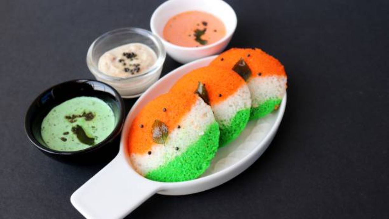 सुट्टीच्या दिवशी अनेक घरांमध्ये इडली, डोसा बनवला जातो. त्यामुळे १५ ऑगस्टला तुम्ही तीन रंगाचा वापर करून इडली बनवू शकता. तिरंगा इडली पाहून लहान मुलं खूप खुश होतील. 