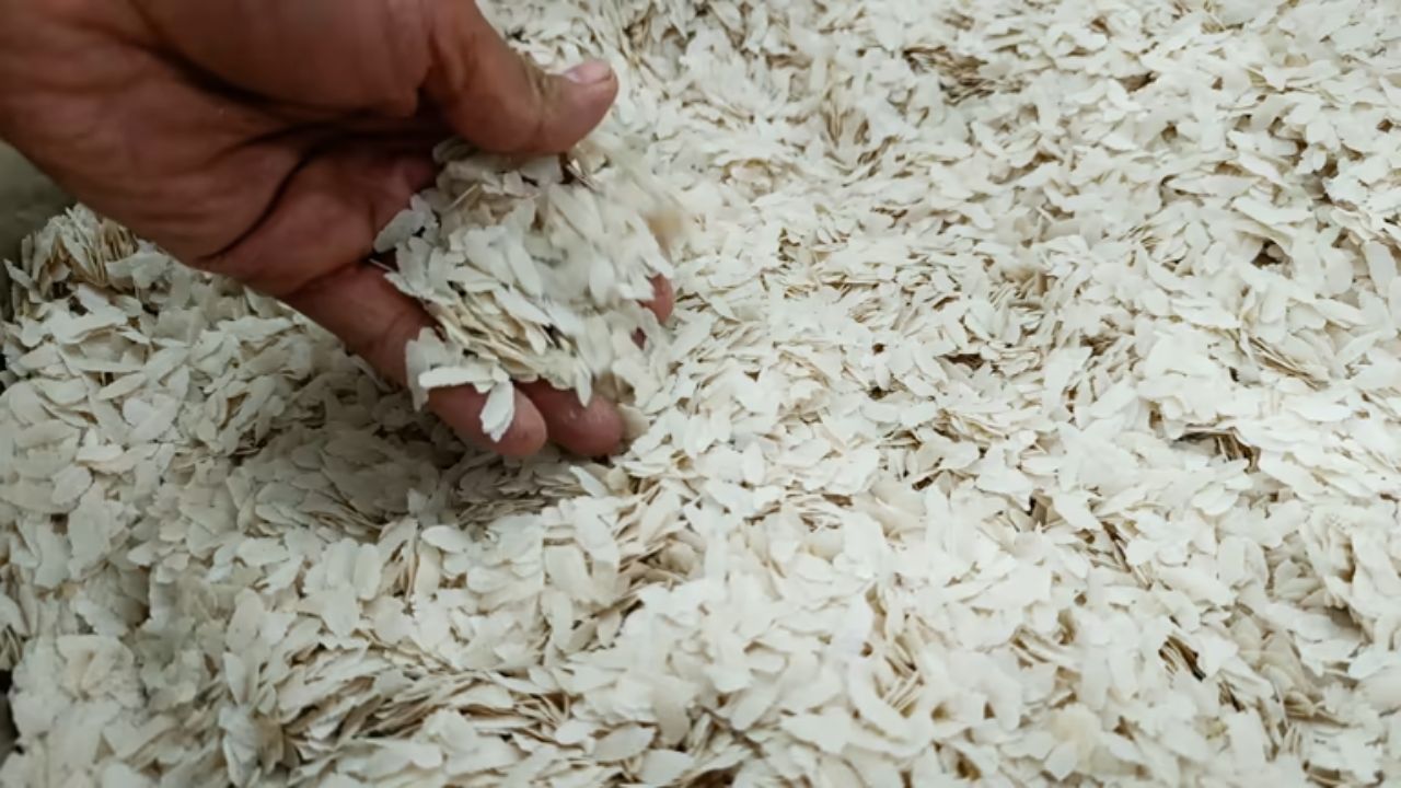 लहानपणाची आठवण म्हणजे चहा आणि सुके पोहे. चहासोबत सुके पोहे खायला सगळ्यांचं खूप जास्त आवडतात. चहामध्ये पोहे भिजवल्यानंतर ते अतिशय मऊ होतात आणि चवीला सुंदर लागतात. 