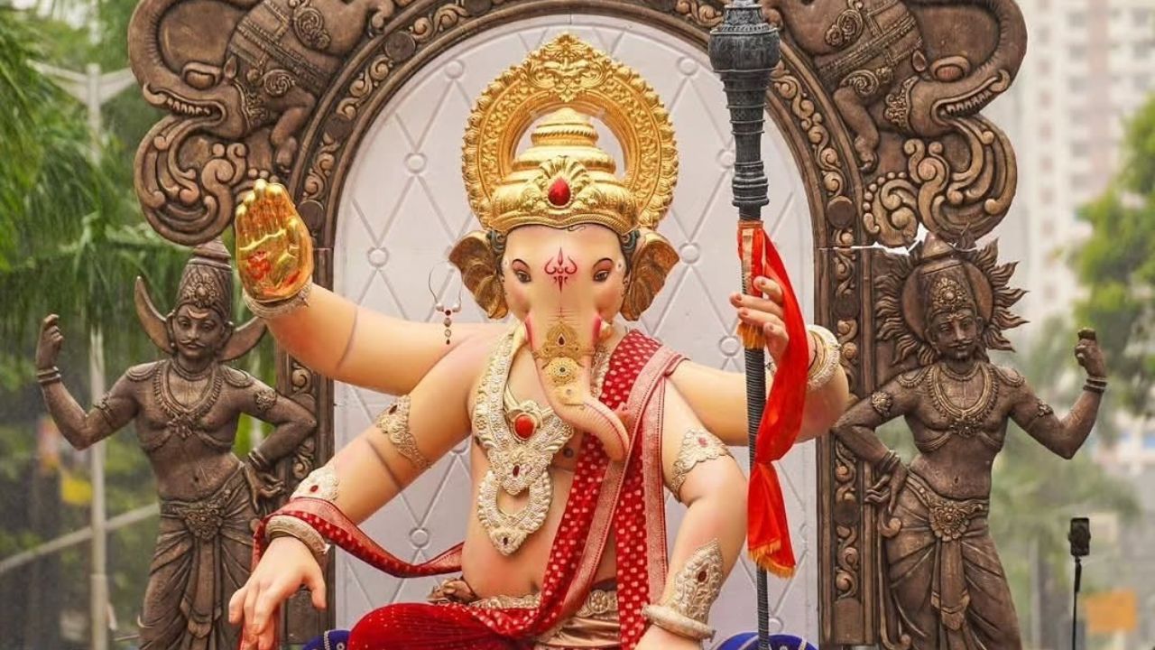 चिंचपोकळीचा चिंतामणी हे मुंबईतील सगळ्यात जुन्या मंडळांपैकी एक आहे. या मंडळाची स्थापना होऊन १०५ वर्ष पूर्ण झाली आहे. १९०२ साली चिंचपोकळी सार्वजनिक उत्सव मंडळाची स्थापना करण्यात आली होती. 