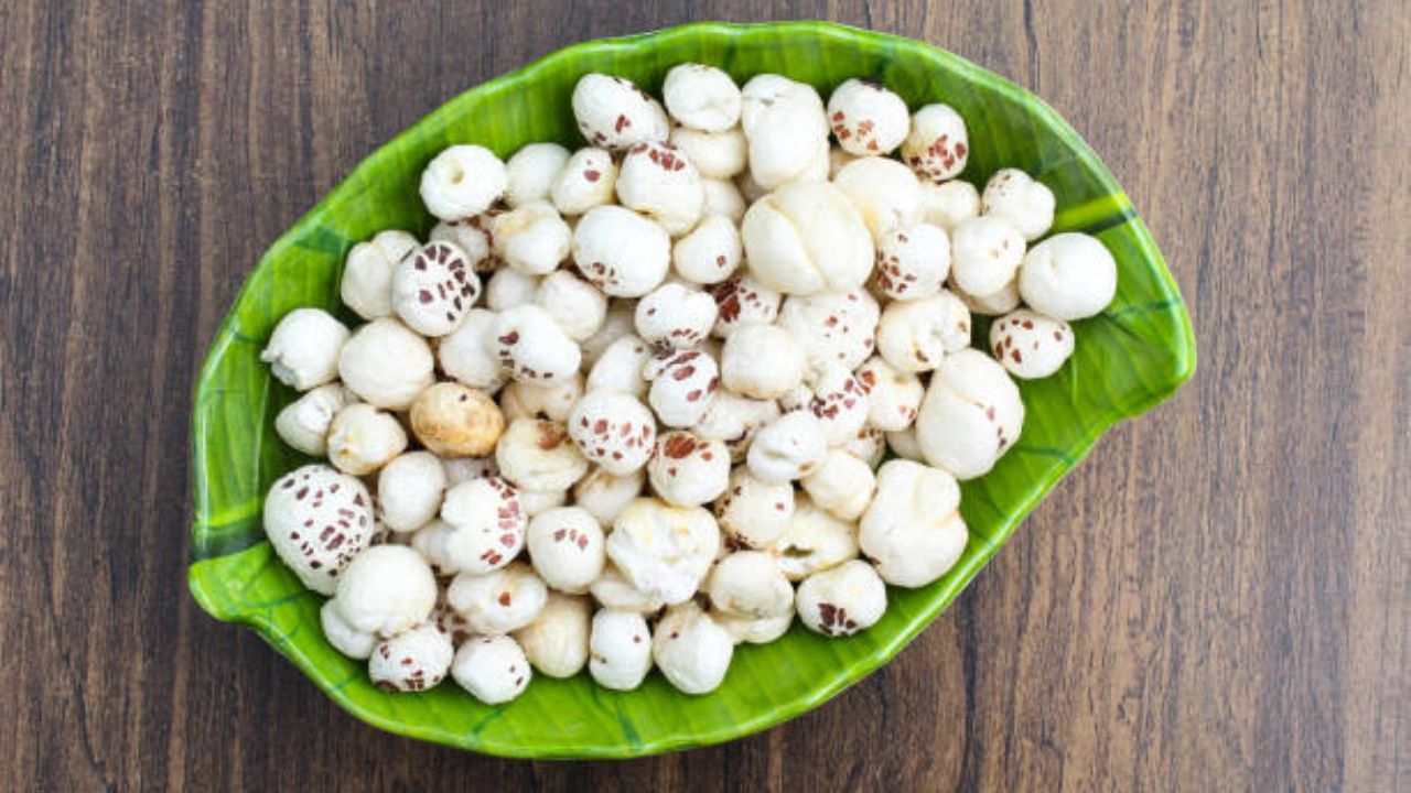 सकाळच्या नाश्त्यात कोणतेही तिखट किंवा तेलकट पदार्थ खाण्यापेक्षा मखाणाचे सेवन करावे. यामध्ये असलेले घटक शरीर कायमच निरोगी आणि हेल्दी ठेवण्यासाठी मदत करते. 