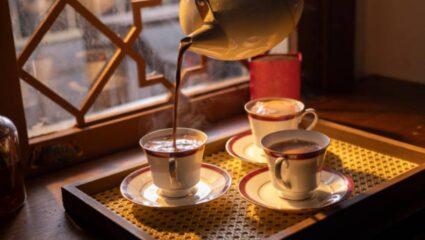 चहामध्ये बुडवून खाल्ले जाणारे ‘हे’ विचित्र पदार्थ शरीरासाठी ठरतील धोकादायक, जाणून घ्या अजबगजब पदार्थांची नावे