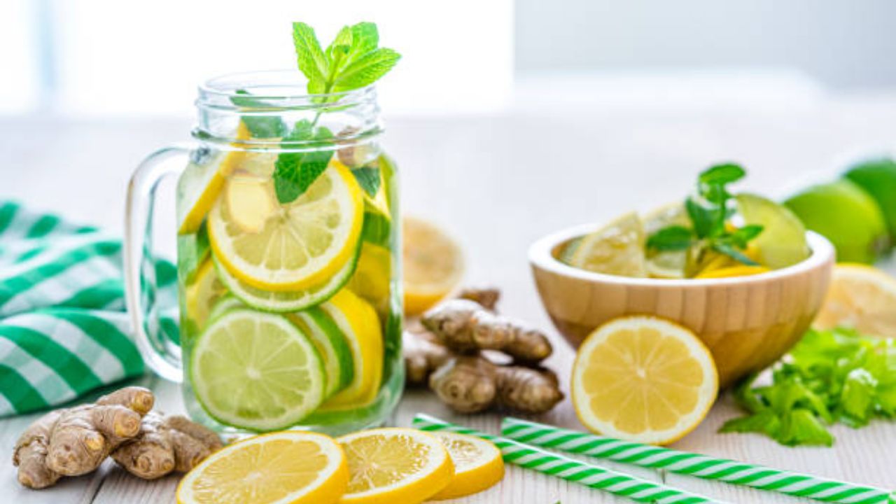 आल्यामध्ये असलेले  जिंजेरॉल आणि शोगाओल सारखे बायोएक्टिव्ह घटक लिव्हरमध्ये वाढलेली जळजळ कमी करण्यासाठी मदत करतात. याशिवाय नियमित आल्याच्या पाण्याचे सेवन केल्यामुळे पचनक्रिया सुधारण्यास मदत होते. 