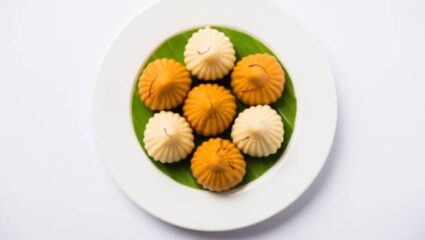 Ganesh Chaturthi 2025: गणपती बाप्पाच्या नैवेद्यासाठी घरी बनवा वेगवेगळ्या प्रकारचे रंगीत मोदक