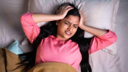 सकाळी झोपेतून उठल्यानंतर डोकं जड झाल्यासारखं वाटत? ‘हे’ उपाय करून मिळवा डोके दुखीपासून आराम