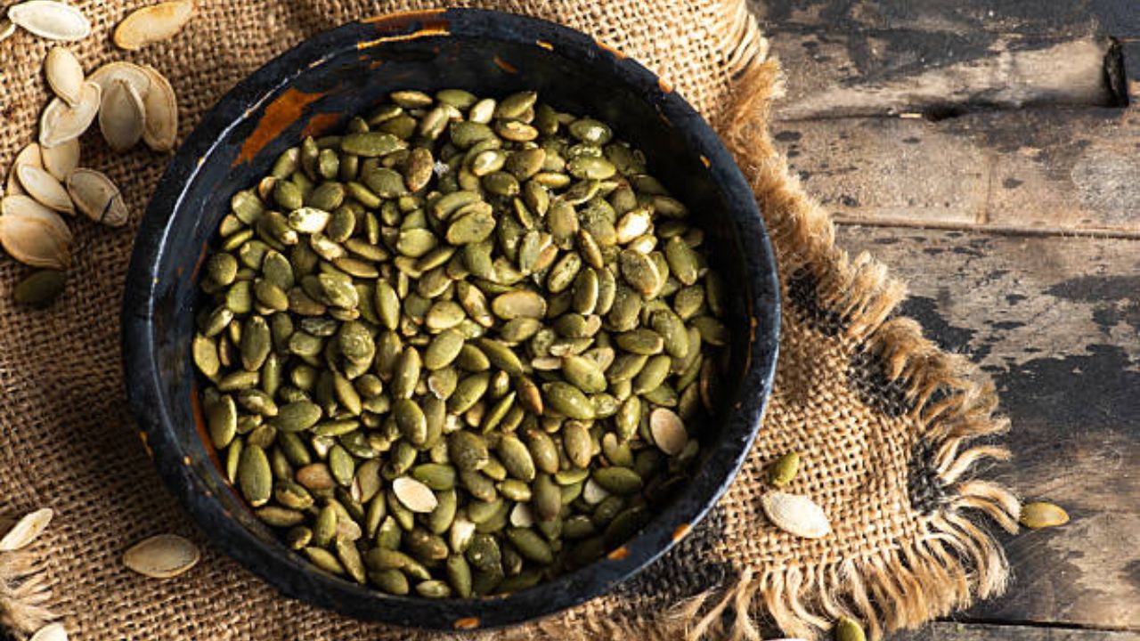 भोपळ्याच्या बिया ट्रिप्टोफॅन अमीनो ऍसिड मोठ्या प्रमाणावर आढळून येते. या बियांच्या सेवनामुळे झोपेची गुणवत्ता सुधारते. याशिवाय मूड सुधारण्यासाठी भोपळ्याच्या बिया दह्यात मिक्स करून खाव्यात. 