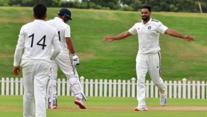 Duleep Trophy 2025 : दुलीप ट्रॉफीमध्ये आकिब नबीची जादुई कामगिरी! हॅटट्रिक घेताच कपिल देवच्या पंक्तीत जाऊन बसला