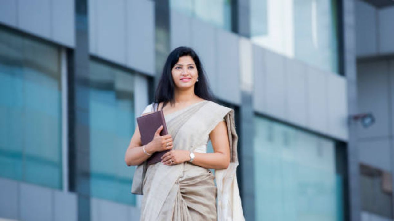 बऱ्याचदा कॉटनची साडी नेसताना साडीच्या निऱ्या जास्त फुलेल्या दिसू लागतात. अशावेळी कॉटन साडी नेसण्याआधी साडीला कडक इस्त्री करून घ्यावी. यामुळे साडी अंगावर अतिशय चापून चोपून बसते. 