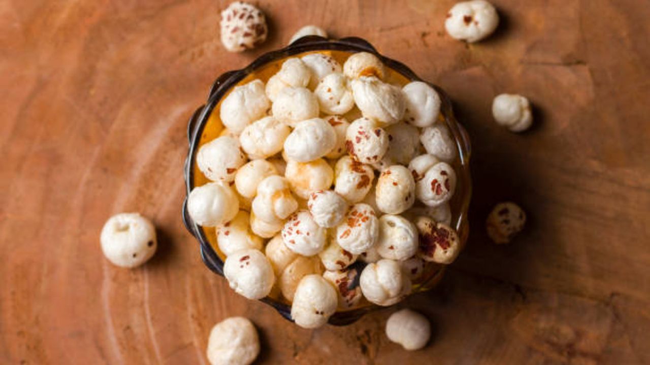 मखाणामध्ये कॅल्शियम आणि ऑक्सलेटचे प्रमाण जास्त असते, ज्यामुळे किडनी स्टोनच्या आजाराने त्रस्त असलेल्या लोकांनी मखाणा खाऊ नये. ऑक्सलेट असलेले अन्नपदार्थ जास्त खाल्ल्याने स्टोनची समस्या आणखीनच वाढू लागते.