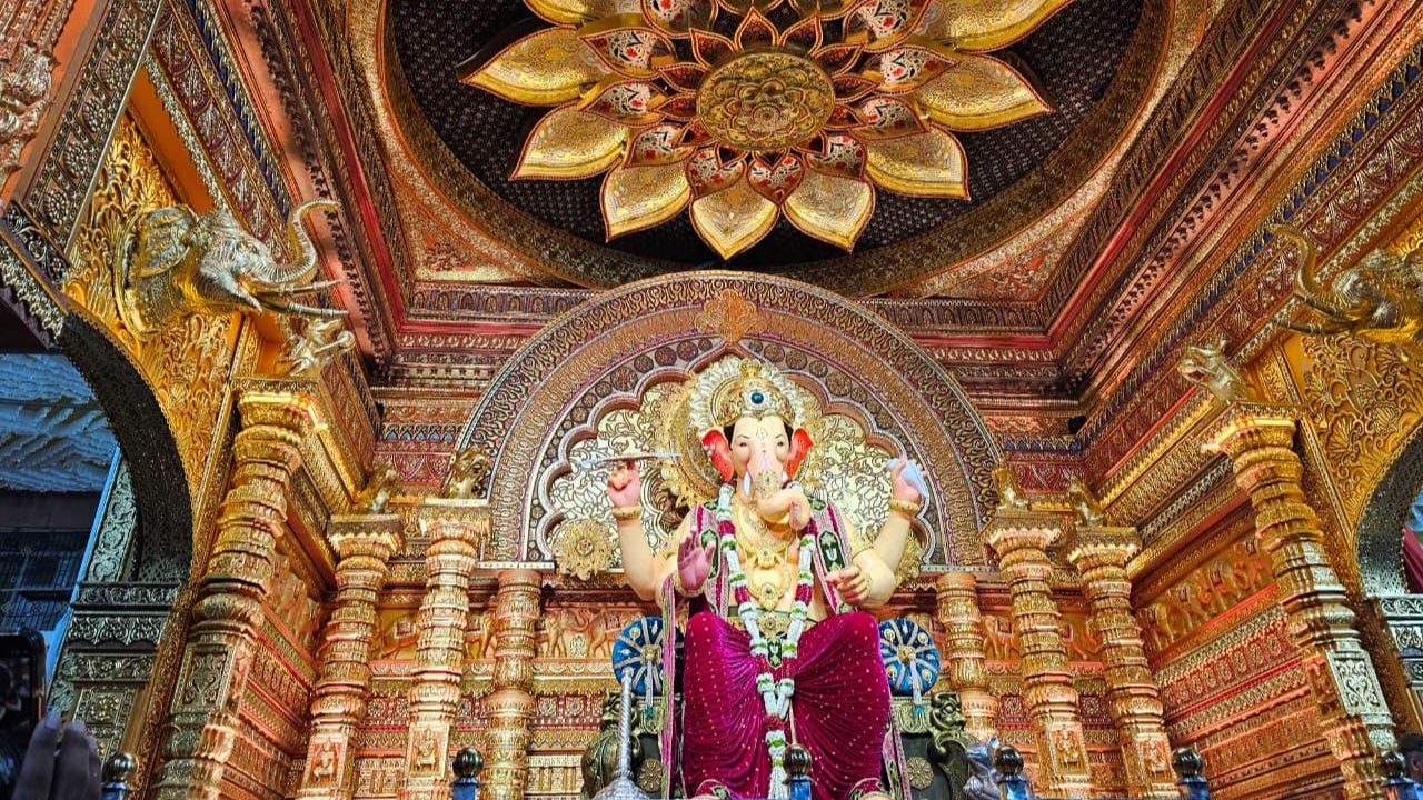 यंदाच्या वर्षी लालबागच्या राजाचा दरबार तिरुपती बालाजीच्या राजमुकुटामध्ये बसवण्यात आला आहे. यासाठी खास सुवर्ण गजानन महाल तयार करण्यात आला आहे. 