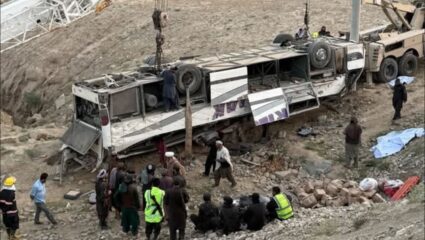 Afghanistan Bus Accident: हृदयद्रावक! अफगाणिस्तानमध्ये बस उलटली, २५ जणांचा जागीच मृत्यू, २७ जखमी