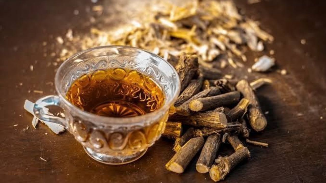 औषधी गुणधर्मांनी समृद्ध असलेले जेष्ठमध शरीरासाठी अतिशय प्रभावी ठरते. फुफ्फुसांमध्ये साचून राहिलेली घाण स्वच्छ करण्यासाठी जेष्ठमधाचे पाणी प्यावे. 