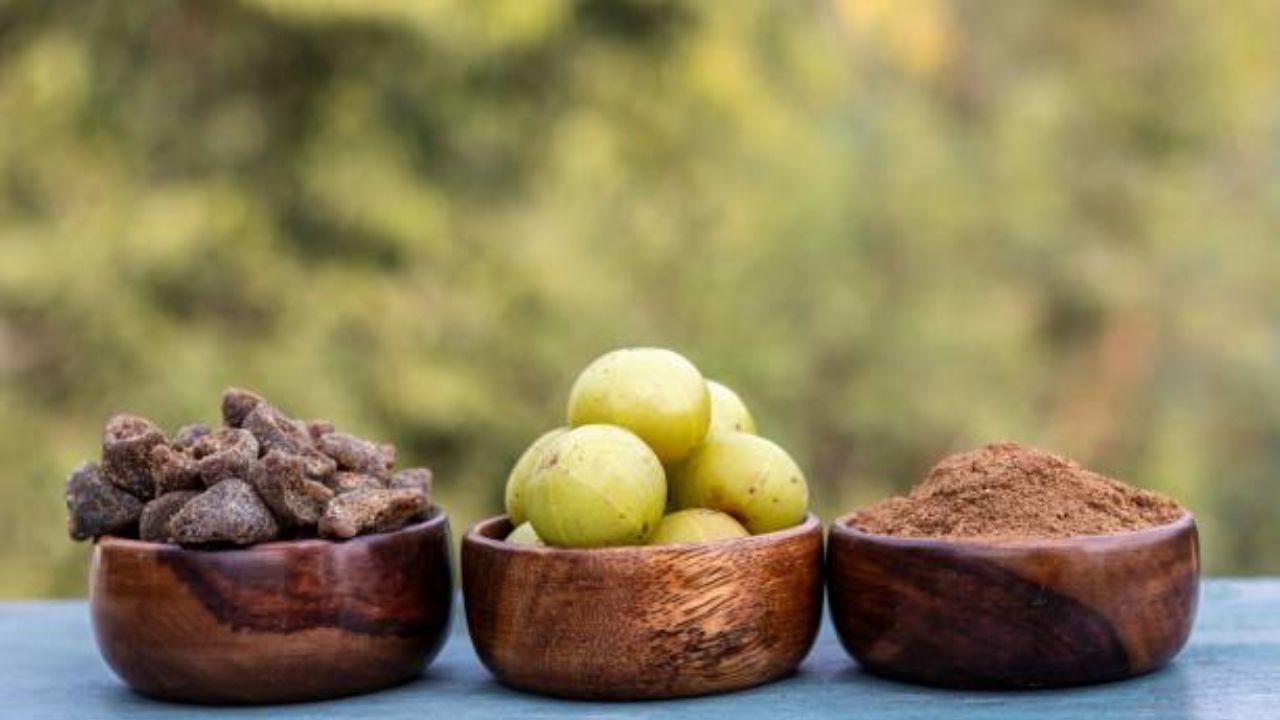 शरीराची कमी झालेली रोगप्रतिकारशक्ती सुधारण्यासाठी आवळ्याचे सेवन करावे. तसेच आवळा खाल्यामुळे रक्तातील साखरेचे प्रमाण वाढत नाही आणि मधुमेह नियंत्रणात राहतो. 