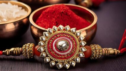 Raksha Bandhan 2025 : शिरोळ येथील विद्यार्थ्यांचे अनोखे रक्षाबंधन; विद्यार्थ्यांनी बनवलेल्या राख्या पोहोचल्या लडाख, चंदीगढ सीमेवर