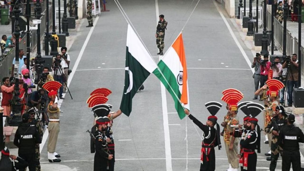 वाघा बॉर्डरनंतर, पूर्णिया एक असे शहर आहे जिथे १५ ऑगस्टच्या सकाळी नव्हे तर १४ ऑगस्टच्या मध्यरात्री धव्जवंदन केले जाते