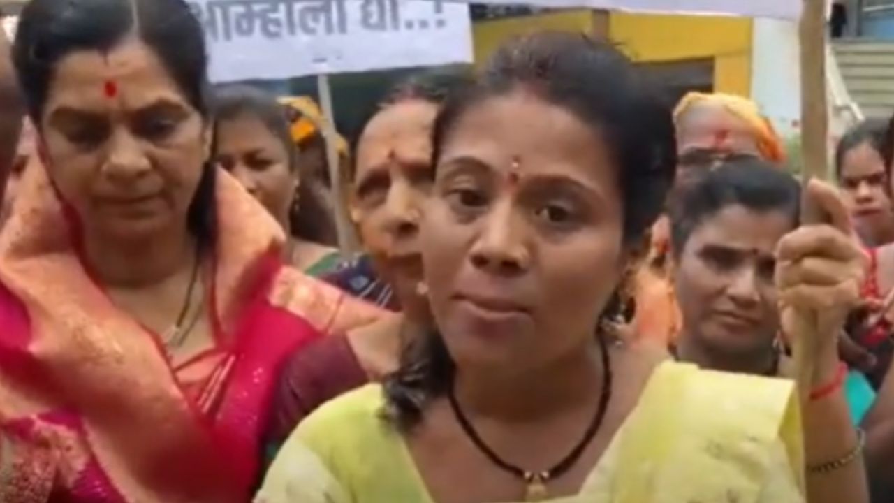 Ahilyanagar Angry Women Protest Against The Municipality Due To Lack Of Basic Facilities