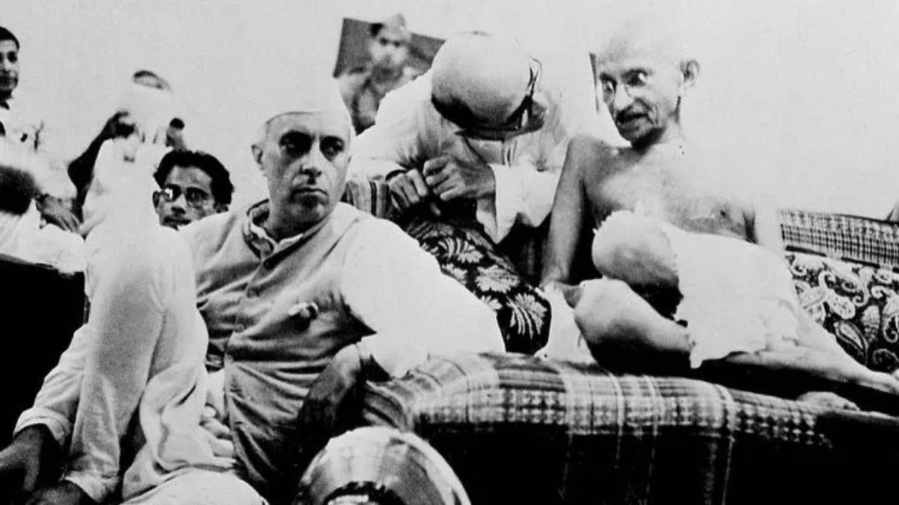 ७ ऑगस्ट १९४२ रोजी संध्याकाळी मुंबईत काँग्रेस कार्यकारिणीची बैठक झाली आणि या बैठकीत निर्णय घेण्यात आला की दुसऱ्या दिवशी ब्रिटिशांपासून सत्ता मिळवण्याच्या मोहिमेत मुंबईच्या गोवालिया टँक मैदानावर (आता ऑगस्ट क्रांती मैदान) एक मोठी जाहीर सभा आयोजित केली जाईल. 
