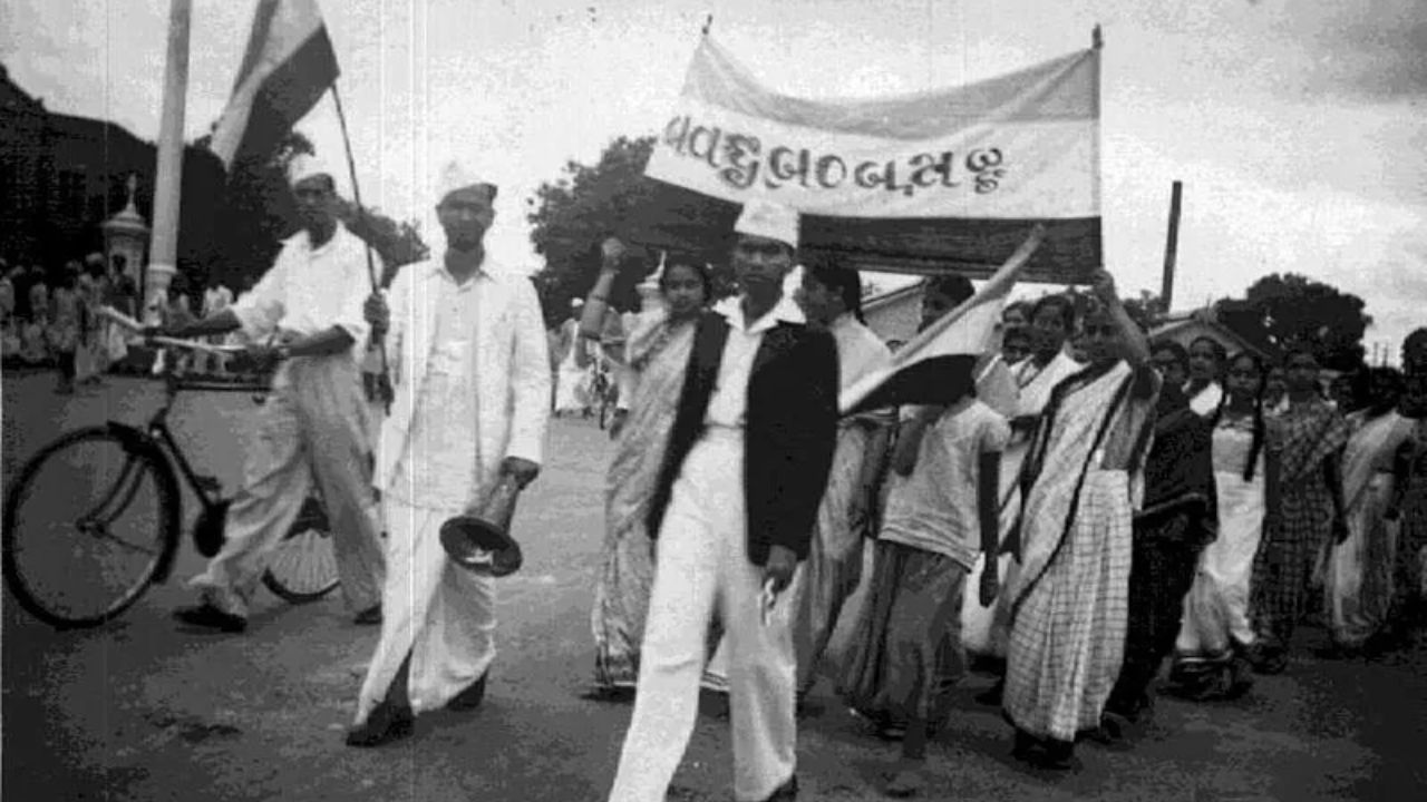 संपूर्ण स्वराज्य या भावनेने प्रेरित होऊन इंग्रजांना भारतातून हुसकावून लावायचं असं ठरल्यानंतर महात्मा गांधीनी करेंगे या मरेंगे आणि चले जाव या दोन क्रांतीकारी घोषणा दिल्या. पुढे याच घोषणेनं सारा भारत ढवळून निघाला आणि देशभरात इंग्रजांविरोधात असंतोष वाढत गेला. 