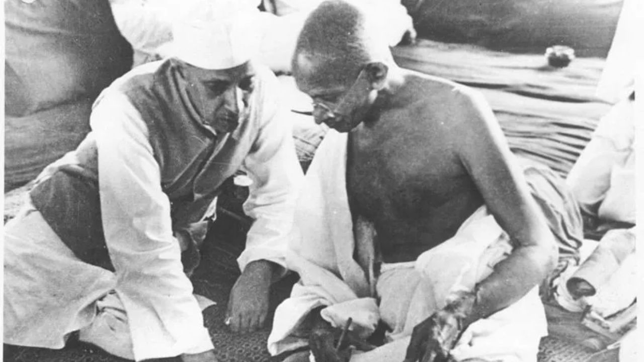 ९ ऑगस्ट १९४२ चं आंदोलन होऊ नये किंवा त्याची सुरूवात होऊ नये यासाठी इंग्रजांनी महात्मा गांधींसह जवळपास सर्वच बड्या नेत्यांना ताब्यात घेतलं होतं. गांधीजींना पुण्याच्या आगाखान पॅलेस इथं ठेवण्यात आलं होतं आणि इतर बड्या नेत्यांना नगरच्या किल्ल्यात ठेवण्यात आलं होतं.