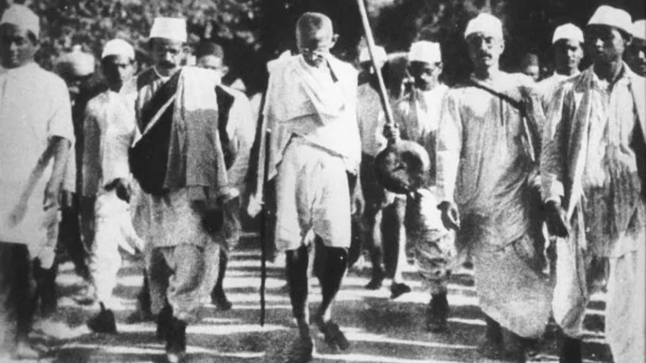 या चळवळीच्या नावाबद्दल बरीच चर्चा झाली. महात्मा गांधींना चळवळीचे नाव असे हवे होते की ते लोकांच्या मनात कोरले जाईल. यासाठी अनेक नावे सुचवण्यात आली. शेवटी ‘भारत छोडो’ ही घोषणा युसूफ मेहेरअली यांनी दिली. 