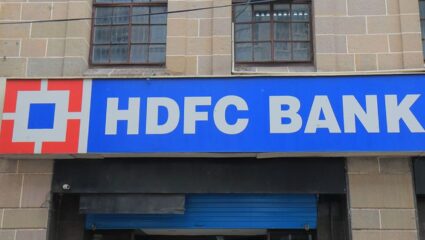 HDFC बँकेच्या शेअरची किंमत एका दिवसात झाली निम्मी, शेअर ५० टक्के घसरला? जाणून घ्या