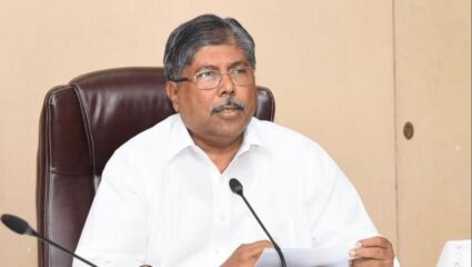 चंद्रकांत पाटील यांची घोषणा ! लवकरच ‘या’ महाविद्यालयातील विद्यार्थिनींसाठी सुरु होणार एक लाख रुपयांची विशेष शिष्यवृत्ती