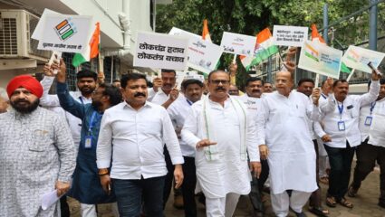 निवडणूक आयोग अन् भाजपाविरोधात काँग्रेस आक्रमक; दादरमध्ये रास्तारोको आंदोलन