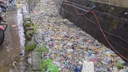 Thane Rain News : पालिकेचा निष्काळजीपणा नागरिकांना भोवला ; “नालेसफाई झाली नाही तर… “ठाकरे गटाचा पालिकेला इशारा