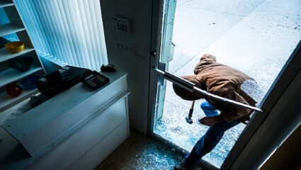 पुण्यात चाललंय काय? दिवसाढवळ्या सराफी दुकानात घुसून लुट; तब्बल…