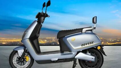 130 किमीची रेंज आणि दमदार फीचर्स! ‘या’ Electric Scooter साठी ग्राहकांची भलीमोठी रांग, किंमत 81,000 रुपये