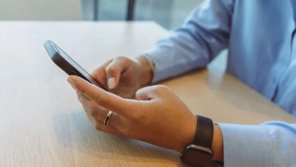 Tech Tips: फोन अनलॉक न करताही करू शकता कॉल, असं काम करतं स्मार्टफोनमधील इमरजेंसी फीचर