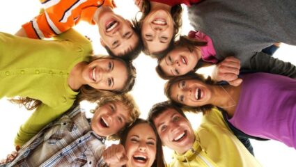Friendship Day 2025: Millennials साठी चहाची टपरी तर Gen Z साठी रिल्स आणि सोशल मीडिया! मैत्रितील भावना त्याच, पण फरक…